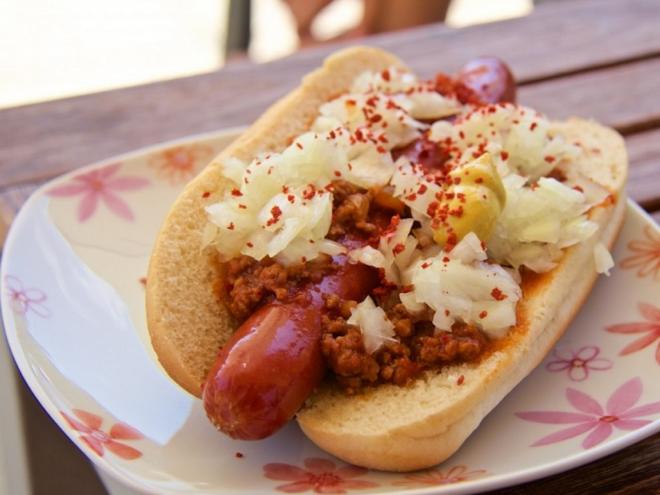 Aluno levou um esbarrão enquanto comia um cachorro-quente e engasgou