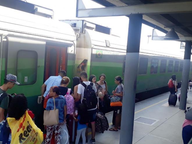 Devido à ocupação da linha férrea por manifestantes, a Vale decidiu suspender as viagens de trem de passageiros na quarta-feira (3)