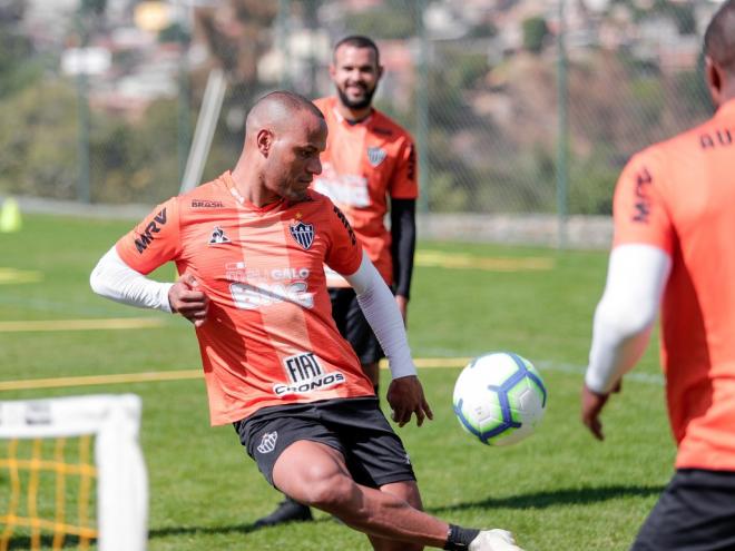 Patric, que perdeu a vaga de titular para Guga no início do ano, deve começar jogando contra o Cruzeiro