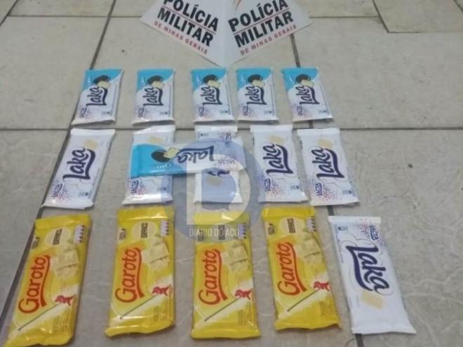As barras de chocolate branco estavam dentro da cueca do homem flagrado pela PM