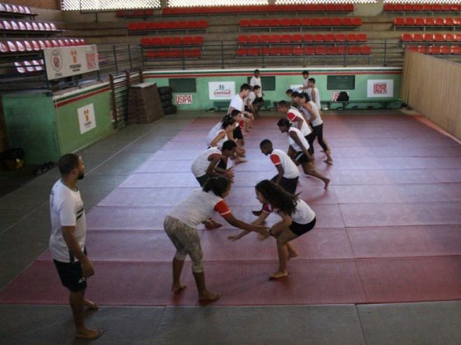 Iniciativa beneficia 80 alunos das escolas estaduais da região