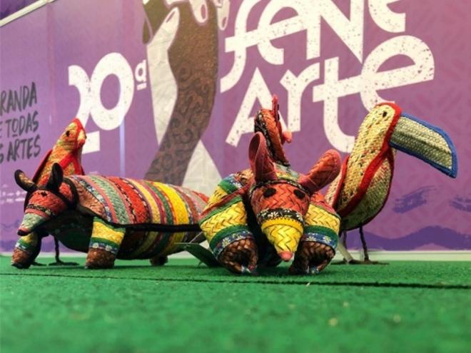 Artesanato com a palha do indaiá, de Antônio Dias: técnica aplicada à produção de chapéus, bolsas e carteiras, agora também é aplicada na produção de enfeites com temática alusiva aos bichos da Mata Atlântica