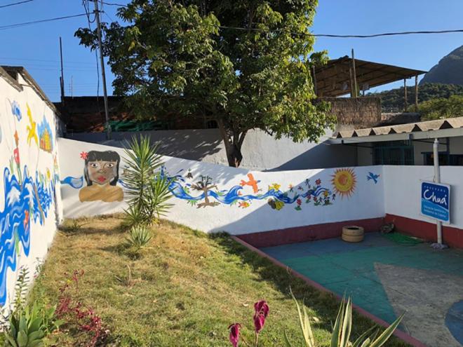 Os alunos criaram e pintaram um mural no pátio da escola