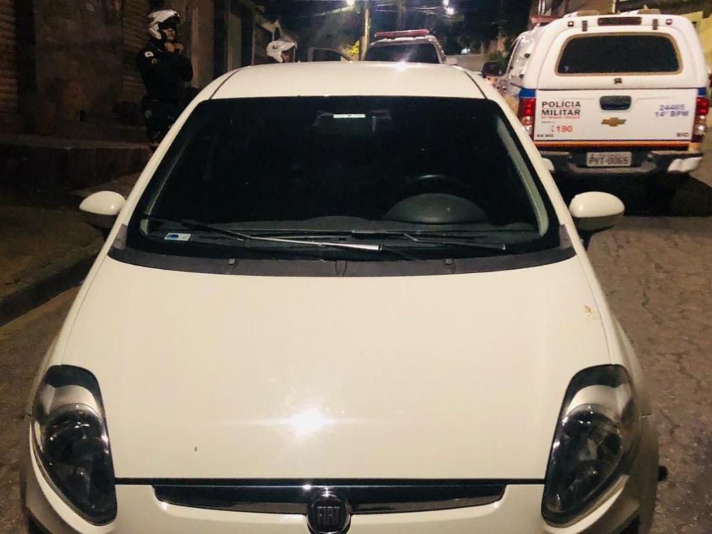 Motorista tentou fugir pelas ruas do bairro Canaã, ao avistar a PM, mas foi cercado e detido; carro tinha queixa de roubo em Betim-MG