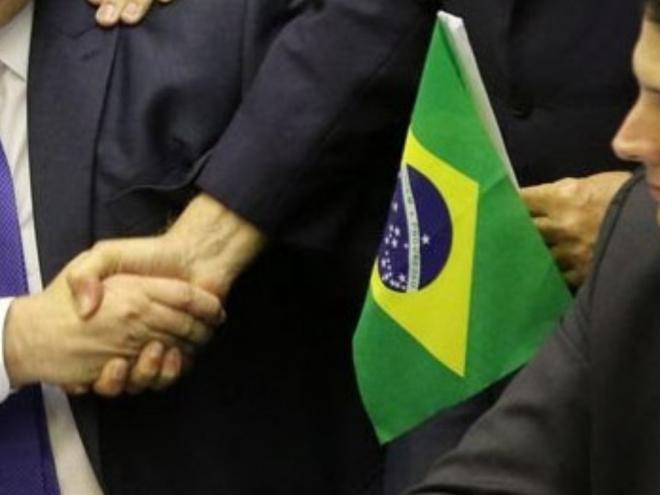 Depois de oito horas de debates, o plenário da Câmara dos Deputados aprovou, em primeiro turno, o texto principal da reforma da Previdência. A proposta teve 379 votos a favor e 131 votos contra.