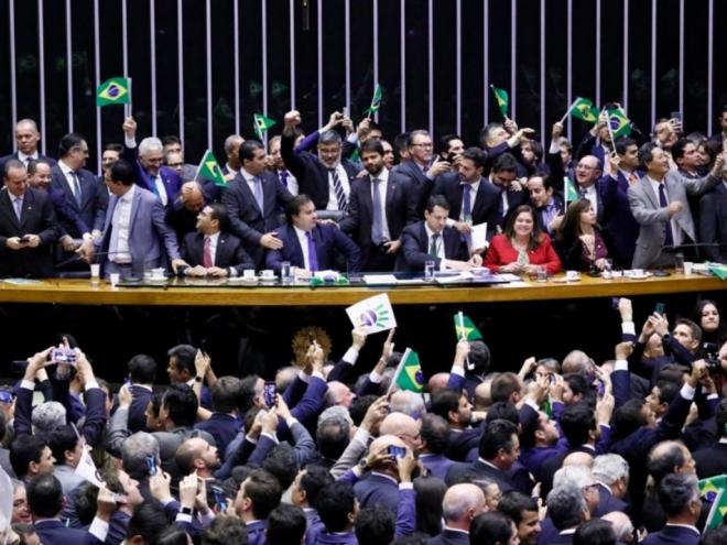 Deputados comemoram aprovação da reforma da Previdência 