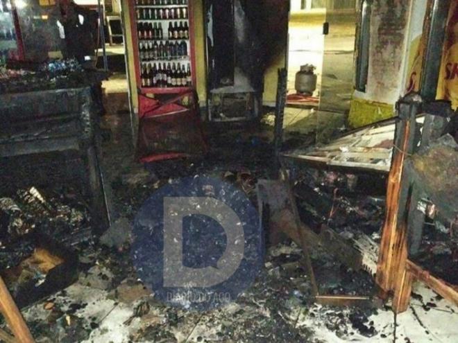 Os estragos provocados pelo incêndio no bar durante a madrugada desta quinta-feira