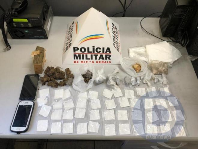 As porções de maconha e cocaína foram apreendidas com o jovem denunciado