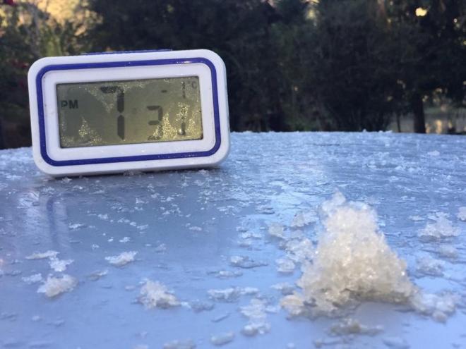 No dia 10 de julho, morador de Piedade de Caratinga registrou a formação de gelo a ? 1 °C