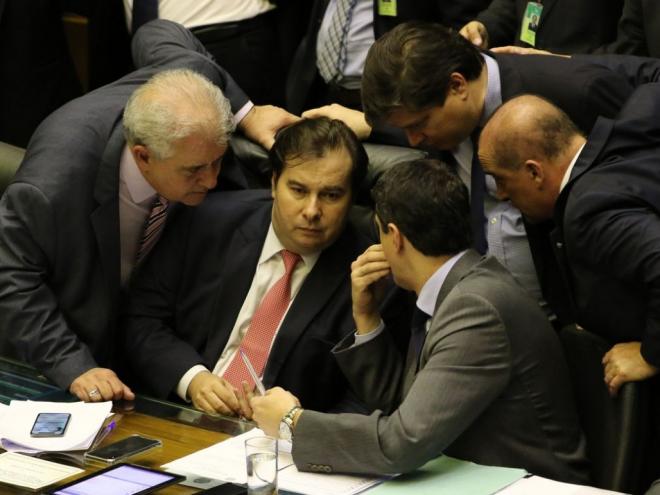 O adiamento do segundo turno para o início de agosto foi informado diversas vezes ao longo da tarde, mas só foi oficializado por Maia depois da conclusão das votações em primeiro turno