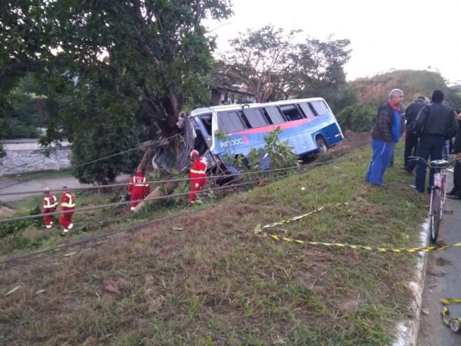 O motorista ficou preso às ferragens do ônibus e foi retirado pelos militares