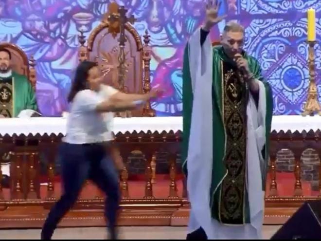 Durante a missa, o padre Marcelo Rossi foi empurrado por uma mulher 