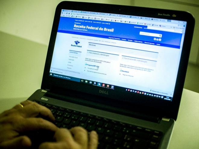 Para saber se teve a declaração liberada, é preciso acessar o site da Receita Federal, ou ligar para o Receitafone, no número 146