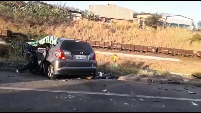 Honda Fit com placas de Belo Horizonte, envolvido no acidente 