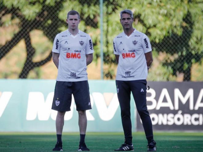 Adilson conversou com o técnico Rodrigo Santana
