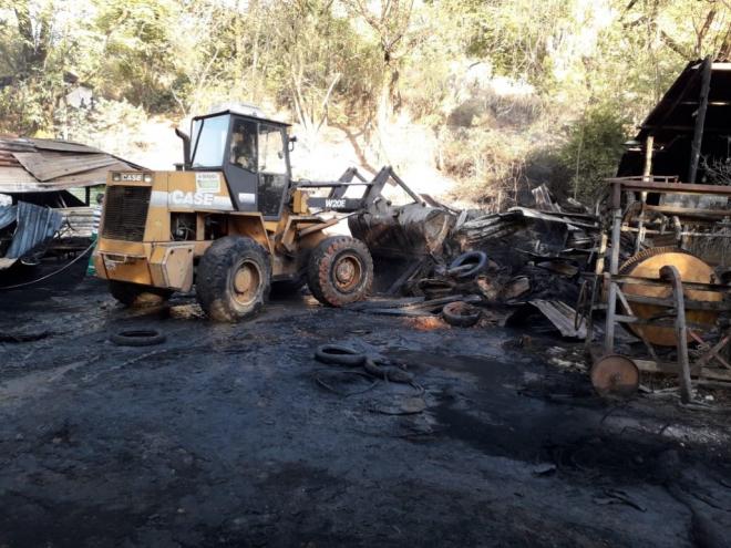 Três galpões e pneus alojados no local foram destruídos pelo incêndio, na madrugada desta terça-feira