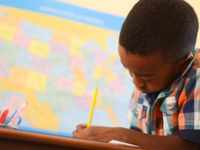 Há bolsas de estudo para toda educação básica, do ensino infantil até o ensino médio
