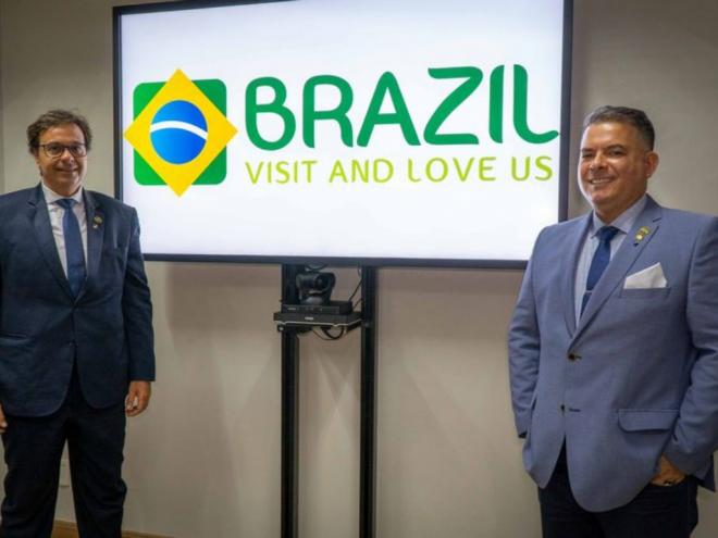 A nova marca foi desenvolvida pelos próprios servidores da Embratur. Gilson Machado Neto, presidente da Embratur, e Osvaldo Matos de Melo Júnior (direita), diretor de Marketing