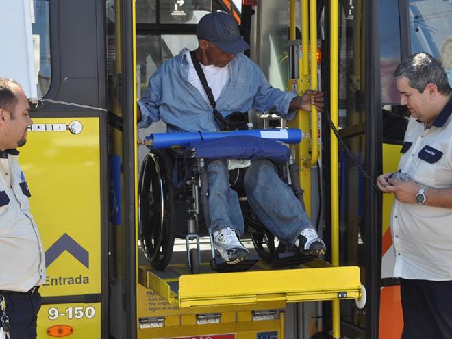 Equipamento para receber cadeirante em ônibus precisa estar impecável e ser totalmente acessível