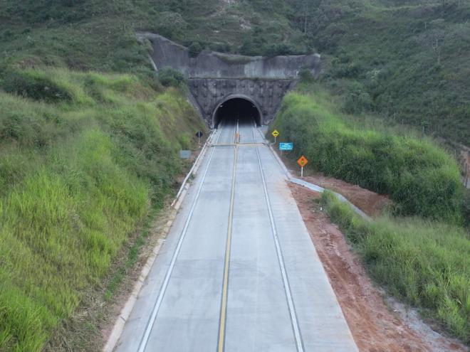 Um dos túneis que compõem as obras de duplicação da BR-381 fica nas proximidades do ribeirão Prainha 