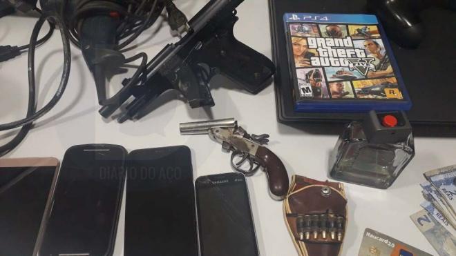 Entre os produtos apreendidos estão garrucha,munição e réplica de pistola 