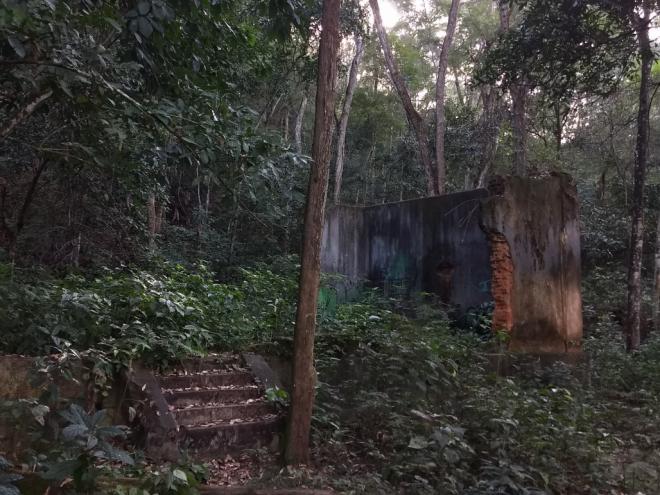 Ruínas da Estação de Pedra Mole antes do início da restauração