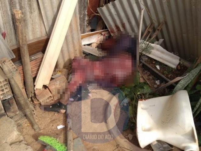 A vítima foi encontrada caída junto a telhas, no quintal de sua casa