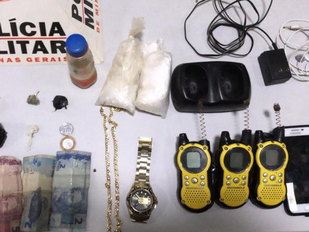 Foram encontrados crack, maconha, uma garrafa de loló, rádios comunicadores, entre outros itens