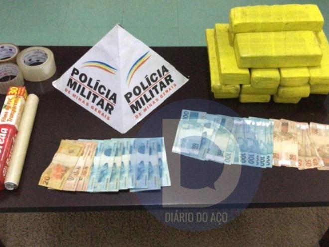 O entorpecente e cerca de R$ 2 mil apreendidos pelos policiais militares