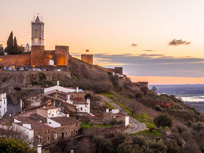 Monsaraz é uma vila medieval amuralhada e uma das mais bonitas do país. Erguido sobre o monte, um o castelo que virou hotel que representa bem a história local. Experiência única para quem se hospeda por lá