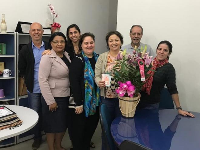 Edvania de Lana Morais Andrade (com os cartões na mão) permanece no cargo após ser aprovada em processo seletivo do Programa Transforma Minas