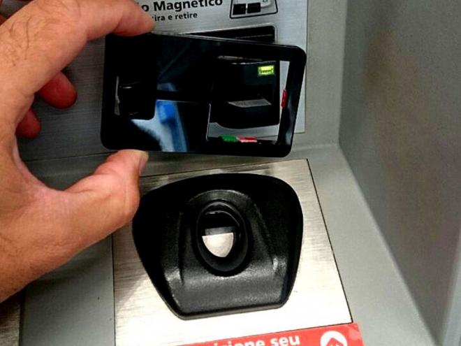 Golpistas usam variados dispositivos em caixas eletrônicos para furtar envelopes com depósitos, senhas e dados de clientes bancários 