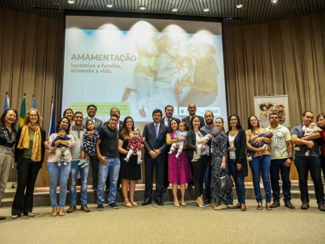 Um grupo de mães que amamentam participou da cerimônia de lançamento da campanha de incentivo ao aleitamento materno