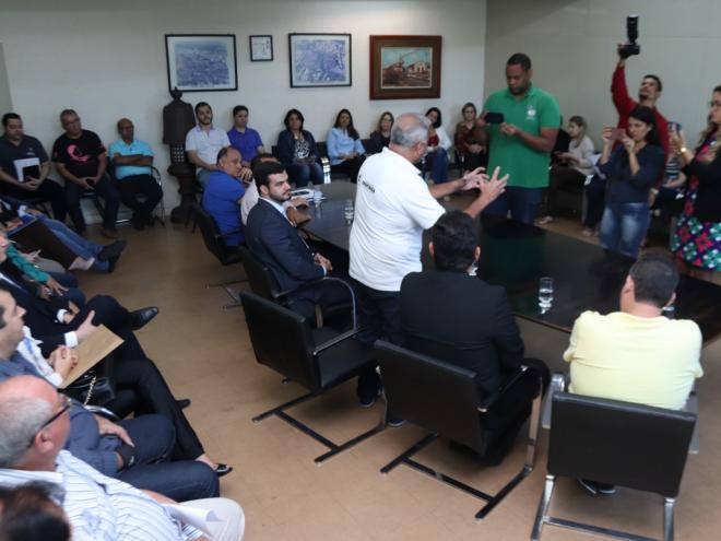 Assinatura do contrato foi oficializada nesta sexta-feira (2), durante cerimônia realizada no gabinete do Executivo