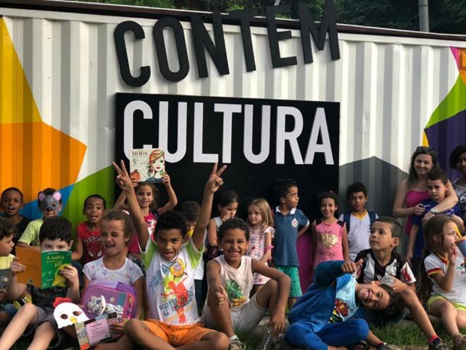 A criançada se diverte com sessões de cinema e outras atividades