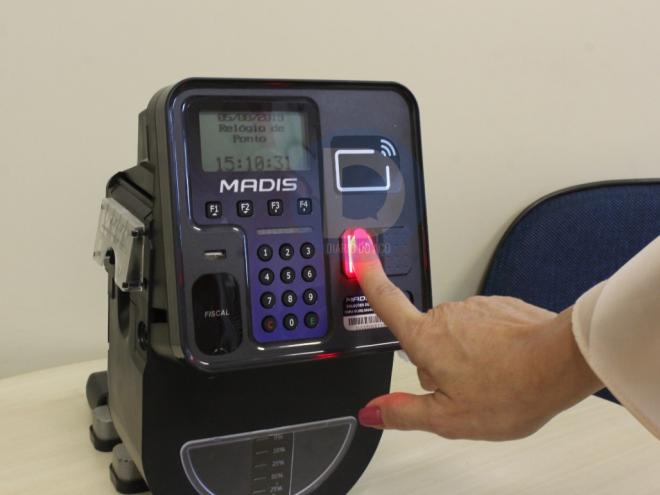 Aparelho para registro de frequência já está na Câmara e será instalado em breve; será colocado um dispositivo em cada andar do prédio