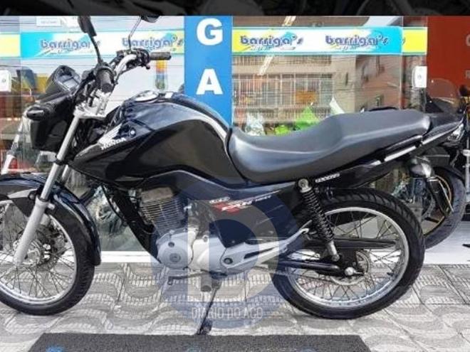 Os autores assaltaram as vítimas e levaram entre os pertences roubados uma moto Honda Fan