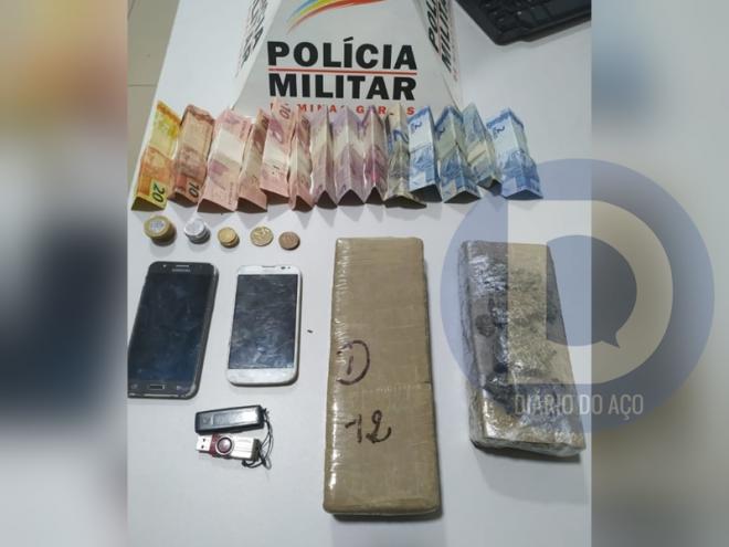 As porções de maconha foram encontradas com os dois suspeitos abordados pela PM