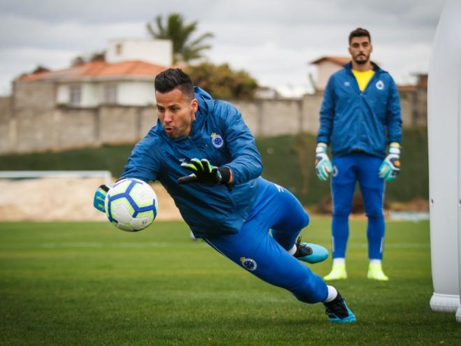Os goleiros do time celeste treinam focados no duelo desta quarta-feira