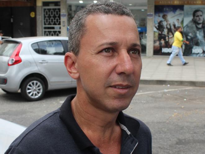''No meu ponto de vista, não vale a pena sacar esse valor permitido. É muito pouco dinheiro, não resolve a situação de ninguém. Como estou sem dívidas, eu não sacaria, deixaria guardado na conta. Acredito que a partir de R$ 1.500 seria ideal sacar, porque a pessoa poderia regularizar algo na sua vida. Se eu fosse sacar os R$ 500 faria um churrasco. Caso fosse R$ 1.500, pensaria melhor em qual seria o destino desse dinheiro''. Roberto Silva, 42 anos, taxista