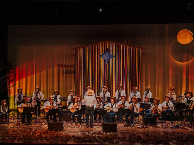 O Maestro Mariano rege a Orquestra de Viola Caipira