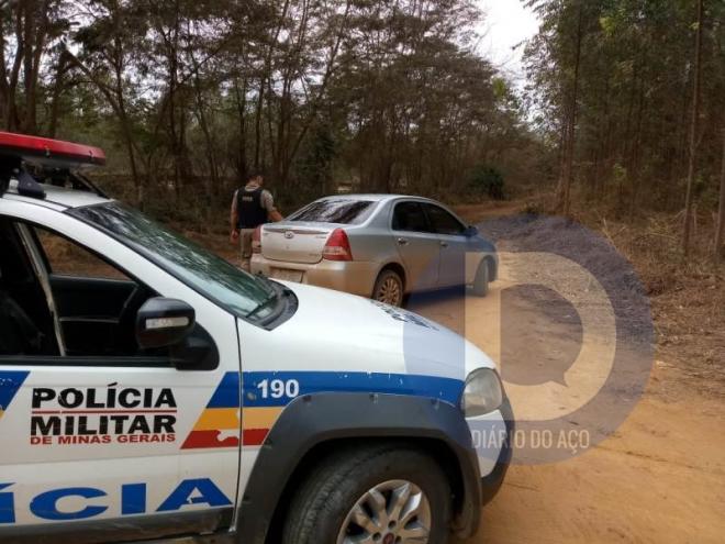 O Toyota Etios estava abandonado em meio a um matagal, em Belo Oriente