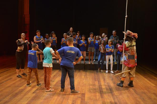 Visita teatralizada: sucesso com a criançada