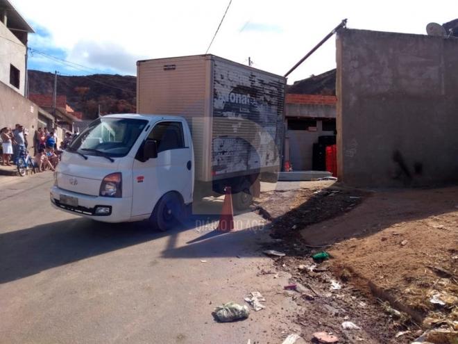 Criança foi atropelada quando era manobrado um caminhão