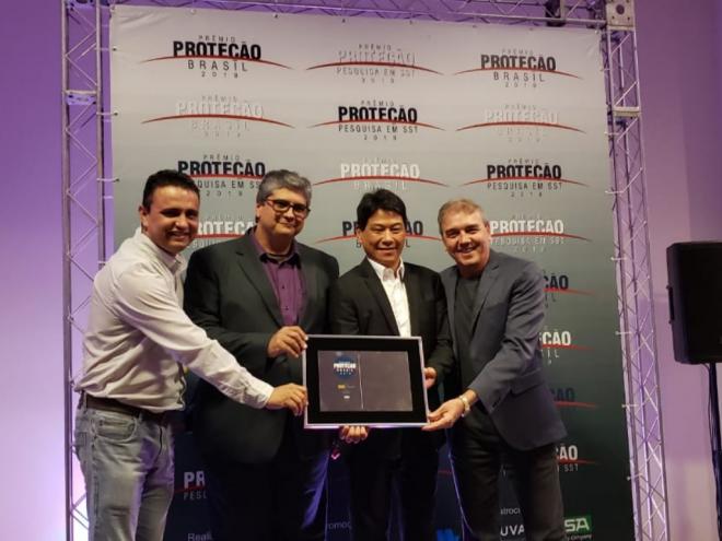 Alvanir José de Souza, Eduardo Barbosa de Almeida, Heitor Takaki e Edílio Ramos Veloso comemoram a horaria recebida