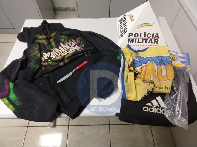 Os objetos recuperados pelos policiais militares durante as buscas