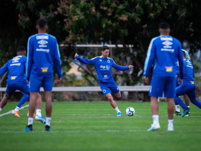 Jogador cumpre suspensão por terceiro cartão amarelo e não enfrenta o Avaí no domingo