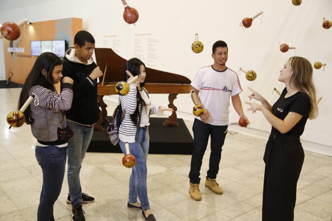 Com apoio da intérprete de Libras, surdos interagem com a mostra