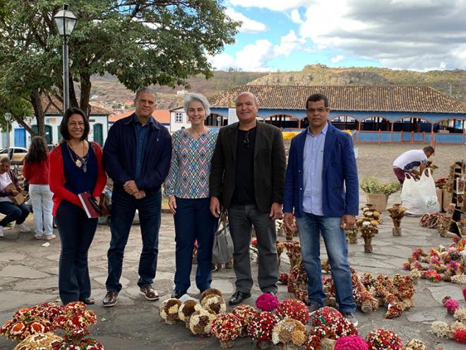Autoridades e apanhadores, no mercado em Diamantina