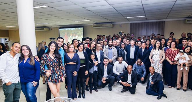 Empregados da equipe de segurança com familiares e diretores da Cenibra